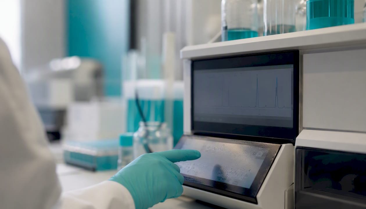 Chromatogramm mit markierten Verunreinigungspeaks eines Peptids